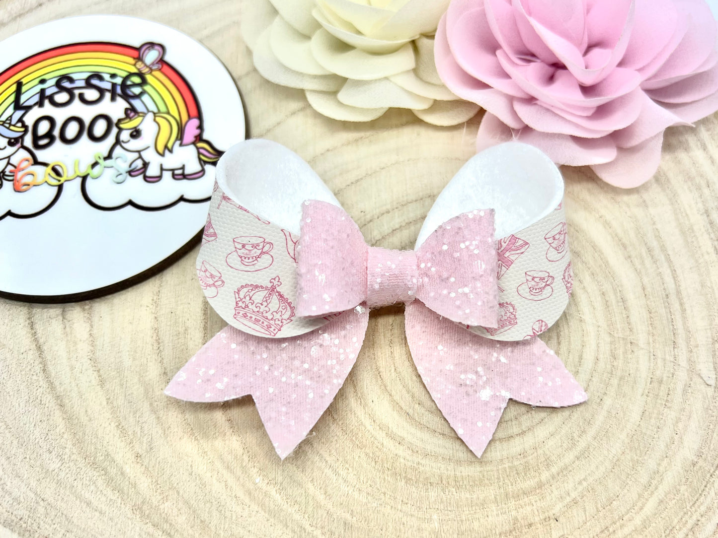 Queen’s tea party hair bow 3.5”